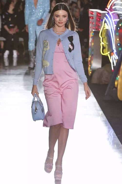 将好吃的马卡龙色穿上身 服装中的甜蜜时尚